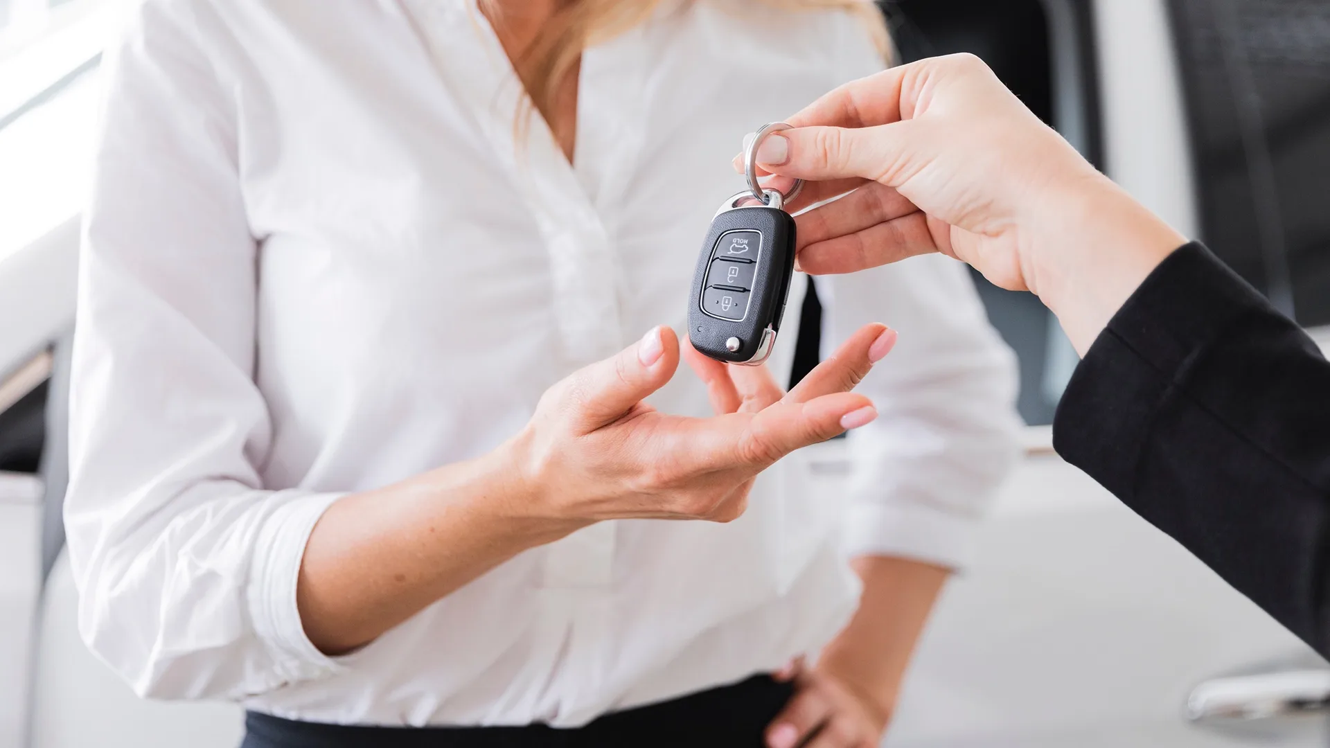 Handing over the keys to the new car owner in Hawaii