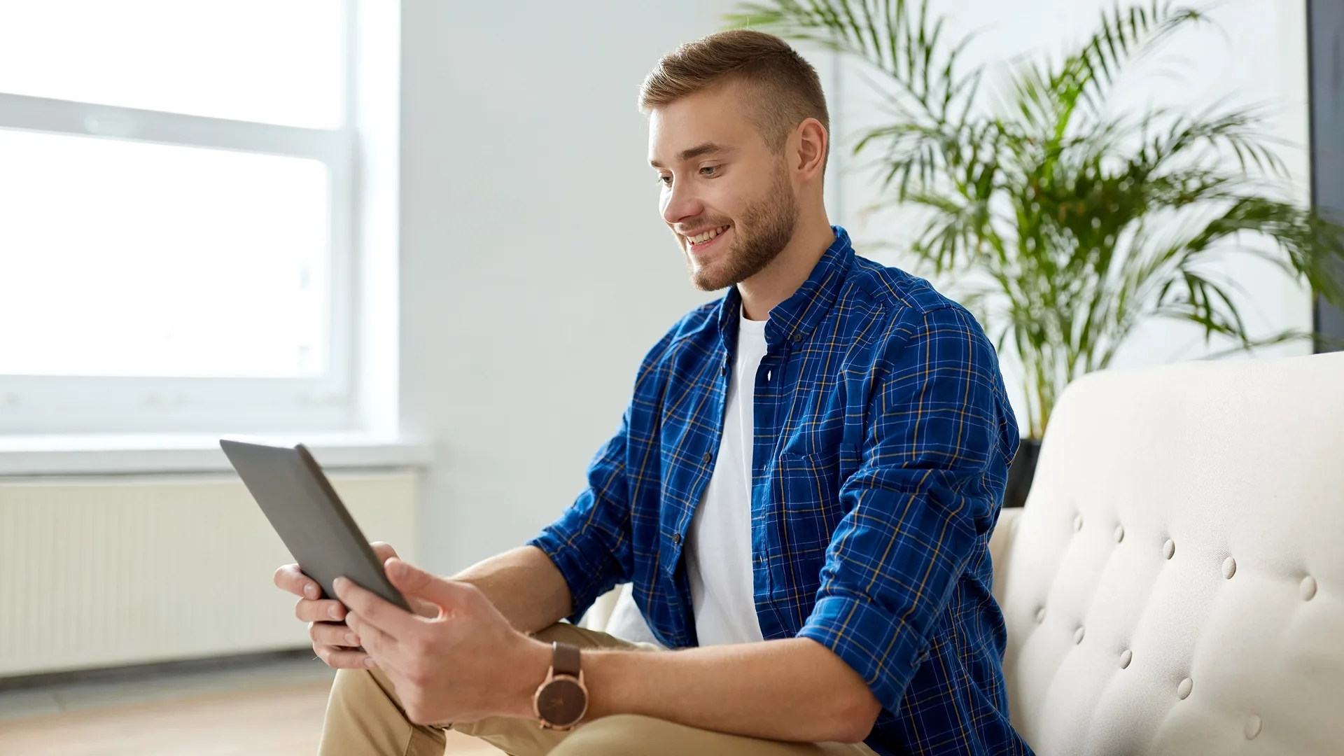 photo of man comparing car shipping quotes online