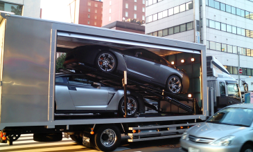 Enclosed car carrier